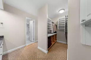 260 E Chestnut St, Chicago, IL 60611 - Photo 10