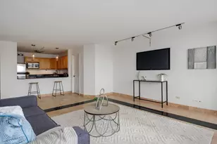 525 W Hawthorne Pl, Chicago, IL 60657 - Photo 8