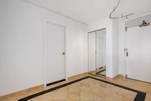 525 W Hawthorne Pl, Chicago, IL 60657 - Photo 2