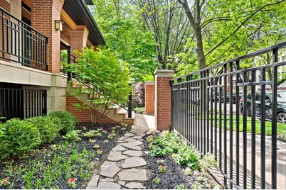 2705 N Bosworth Avenue, Chicago, IL 60614 - Photo 2