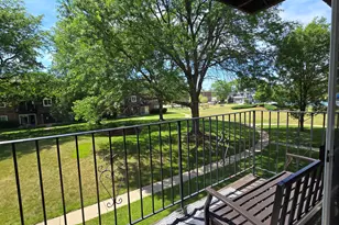 9388 Bay Colony Dr, Des Plaines, IL 60016 - Photo 4