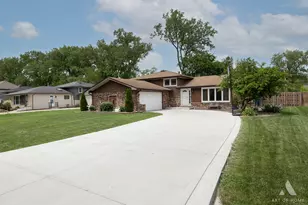 10136 Charles Ave, Palos Hills, IL 60465 - Photo 1
