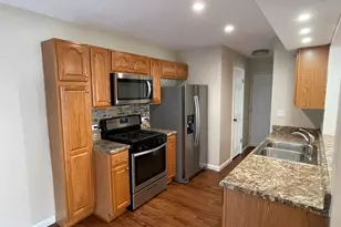 228 N Waterford Dr, Schaumburg, IL 60194 - Photo 4