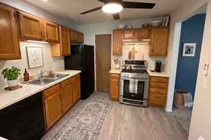 197 Camden Ct, Schaumburg, IL 60194 - Photo 2