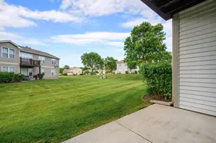 394 Woodview Cir, Elgin, IL 60120 - Photo 18