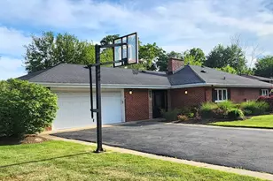 160 S Spring Oaks Dr, Wood Dale, IL 60191 - Photo 2