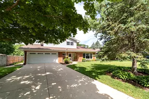 314 April Ct, North Aurora, IL 60542 - Photo 2