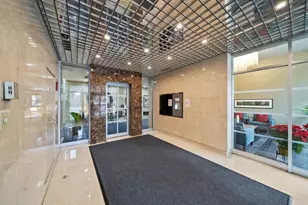 555 W Cornelia Ave, Chicago, IL 60657 - Photo 2