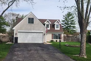 10 Ash Ct, Streamwood, IL 60107 - Photo 1