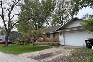 337 Maplewood Dr, Lakemoor, IL 60051 - Photo 2