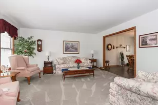 2153 Jordan Cir, Elgin, IL 60123 - Photo 6