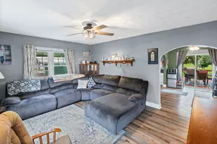 1095 W Robinson St, Wayne City, IL 62895 - Photo 10