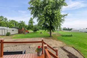 1095 W Robinson St, Wayne City, IL 62895 - Photo 6