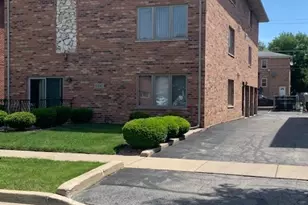10541 Parkside Ave, Chicago Ridge, IL 60415 - Photo 2