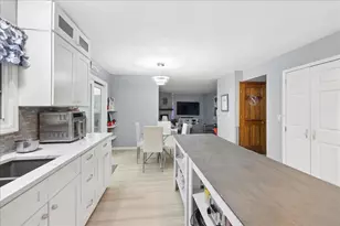 75 Rodenburg Rd, Roselle, IL 60172 - Photo 6