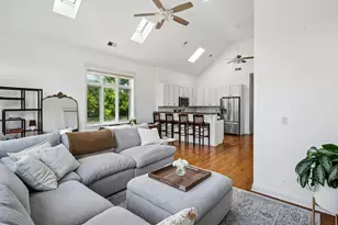 2001 W Addison St, Chicago, IL 60618 - Photo 6
