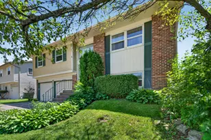 1485 Westbury Dr, Hoffman Estates, IL 60192 - Photo 2