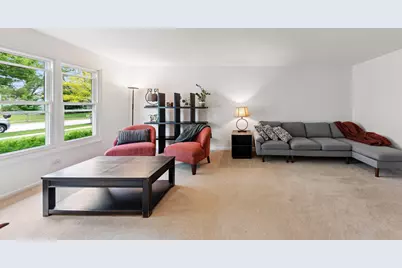 313 Richmond Lane, Vernon Hills, IL 60061 - Photo 2