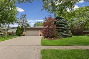 380 Pleasant St, Hoffman Estates, IL 60169 - Photo 2