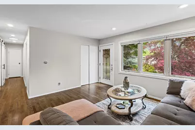 380 Pleasant Street, Hoffman Estates, IL 60169 - Photo 8