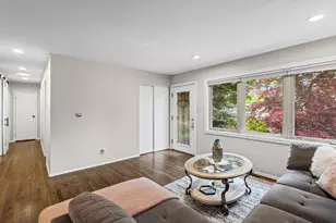 380 Pleasant St, Hoffman Estates, IL 60169 - Photo 8