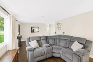 319 S Braintree Dr, Schaumburg, IL 60193 - Photo 4