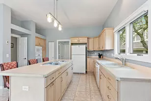 3 Sunvalley Ct, Lake in the Hills, IL 60156 - Photo 10
