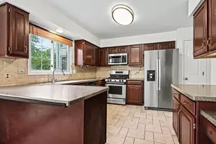865 Warwick Ln SE, Lake Zurich, IL 60047 - Photo 2