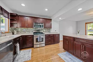 966 N Elmwood Dr, Aurora, IL 60506 - Photo 4