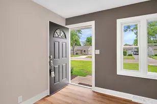 512 N Westlawn Ave, Aurora, IL 60506 - Photo 4