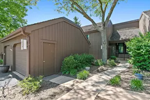 256 Thornhill Ln, Lake Barrington, IL 60010 - Photo 2