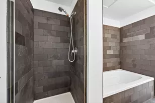 550 N St Clair St, Chicago, IL 60611 - Photo 16