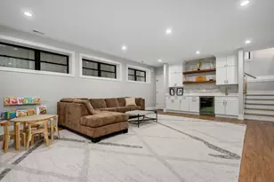 2153 W Fletcher St, Chicago, IL 60618 - Photo 32