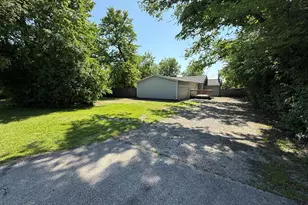 8400 S 84th Ct, Hickory Hills, IL 60457 - Photo 2