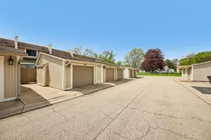 537 Pheasant Ct, Grayslake, IL 60030 - Photo 2