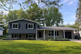 910 Fairlawn Ave, Libertyville, IL 60048 - Photo 1