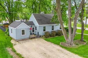 305 S Maple St, Waterman, IL 60556 - Photo 2