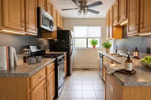 1327 Williamsburg Dr, Schaumburg, IL 60193 - Photo 2