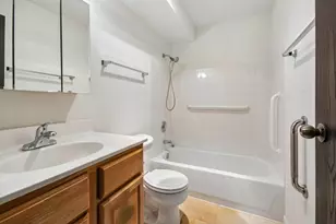 1 Villa Verde Dr, Buffalo Grove, IL 60089 - Photo 10