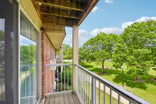 1 Villa Verde Dr, Buffalo Grove, IL 60089 - Photo 4