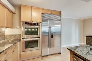201 E Chestnut St, Chicago, IL 60611 - Photo 2