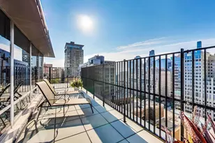 201 E Chestnut St, Chicago, IL 60611 - Photo 48