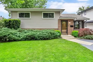 393 Grandview Ave, Glen Ellyn, IL 60137 - Photo 1