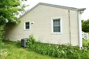 1028 West Dr, South Elgin, IL 60177 - Photo 4