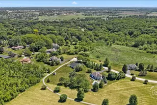 39W016 W Hilltop Dr, Saint Charles, IL 60175 - Photo 2