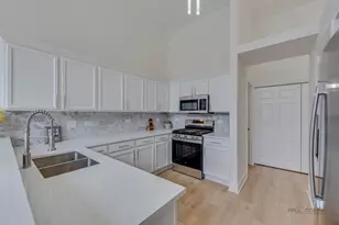 386 Gladstone Ln, Elgin, IL 60120 - Photo 2