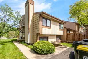 563 N Woodfield Trail, Roselle, IL 60172 - Photo 2