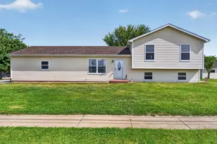 909 Northfield Ave, Harvard, IL 60033 - Photo 4