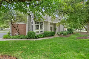 30W032 Laurel Ct, Warrenville, IL 60555 - Photo 2