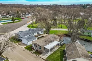 173 Northshore Rd, Elgin, IL 60123 - Photo 2